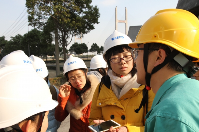 同学和工程师交流1 同学和工程师交流1