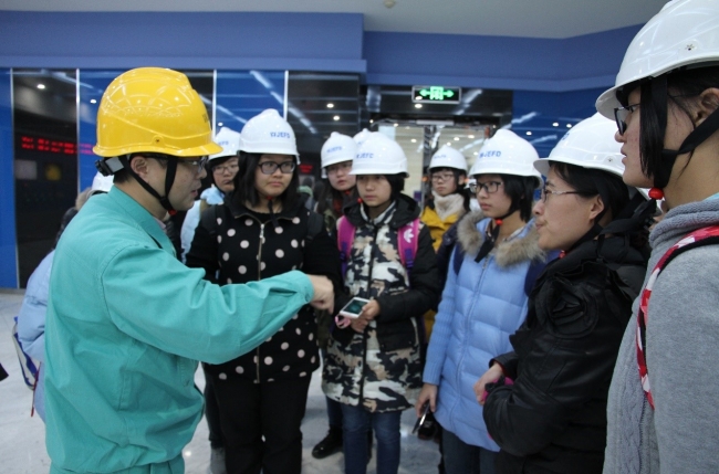 工程师在中控室和同学、老师讨论 工程师在中控室和同学、老师讨论